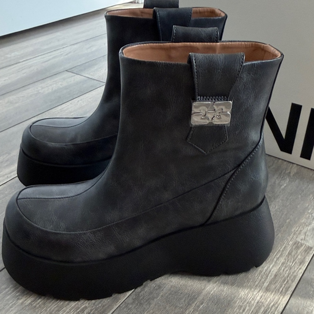 New in Box Size 39 Women’s Ganni
Kat Low Vintage Ankle Boots - Picture 8 of 17